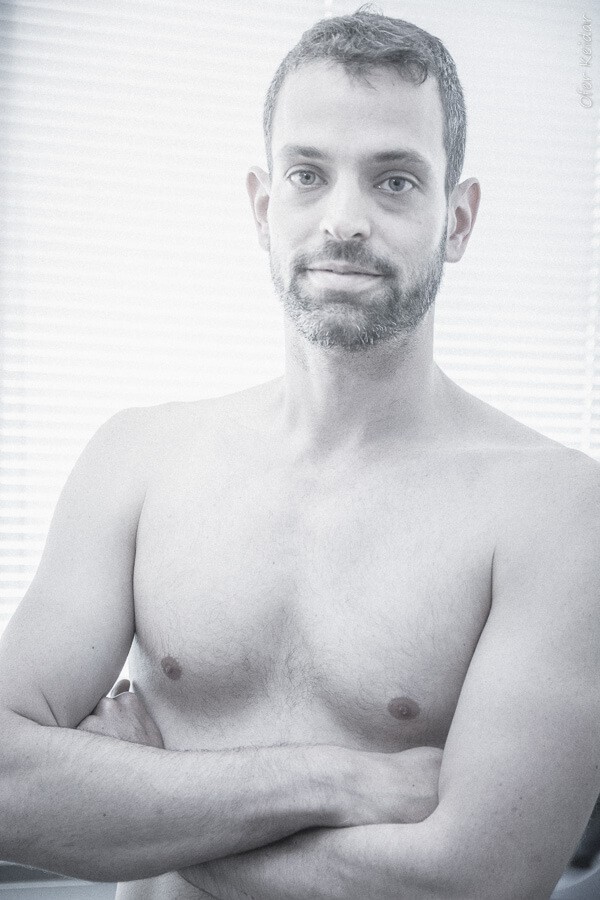 פרויקט "תמונות פרטיות" - צילום גברים לעידוד דימוי גוף חיובי | עפר קידר צלם פורטרטים בתל אביב