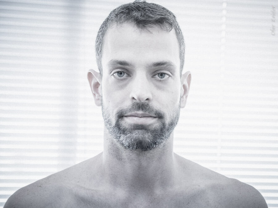 פרויקט "תמונות פרטיות" - צילום גברים לעידוד דימוי גוף חיובי | עפר קידר צלם פורטרטים בתל אביב